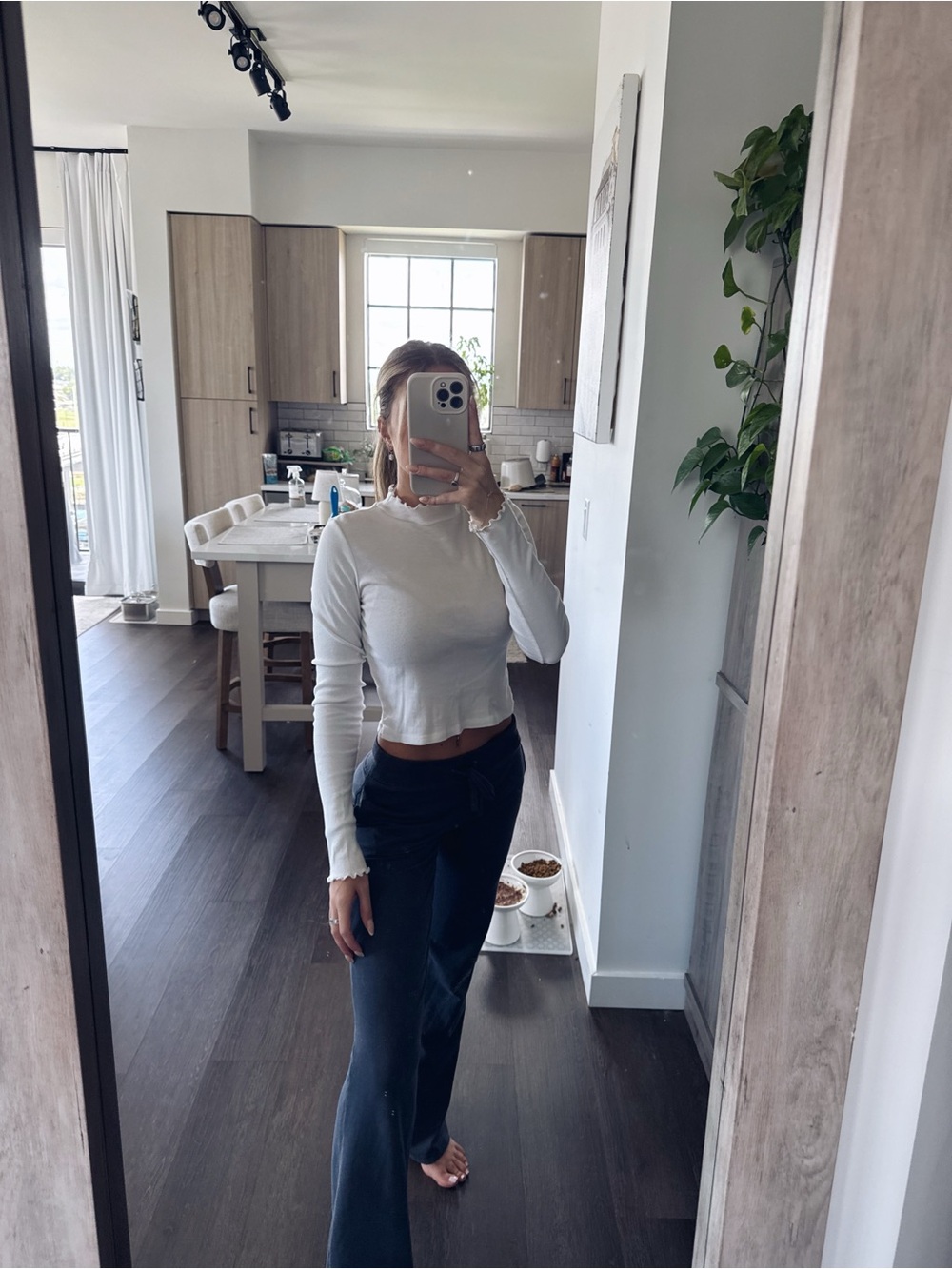 Brandy Melville White Ribbed Lettuce-Edge Long Sleeve Crop Top (One Size)